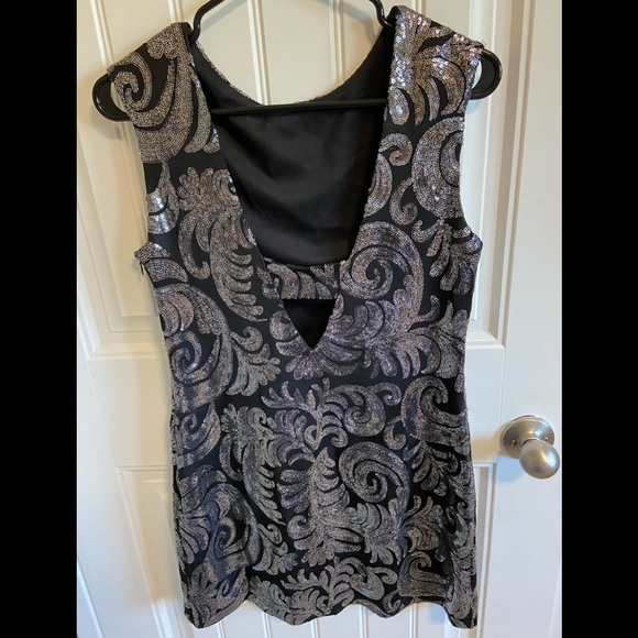 Le Chateau Dress - Picture 2 of 3